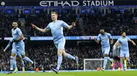 Pemain Manchester City Kevin De Bruyne (tengah) melakukan selebrasi usai mencetak gol ke gawang Leicester City pada pertandingan sepak bola Liga Inggris di Etihad Stadium, Manchester, Inggris, Minggu (26/12/2021). Manchester City menang 6-3. (AP Photo/Scott Heppell)