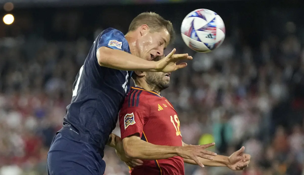 Gelandang Timnas Kroasia, Mario Pasalic (kiri) berduel udara dengan gelandang Timnas Spanyol, Jordi Alba pada laga final UEFA Nations League 2022/2023 di De Kuip Stadium, Rotterdam, Senin (19/6/2023) dini hari WIB. (AP Photo/Peter Dejong)