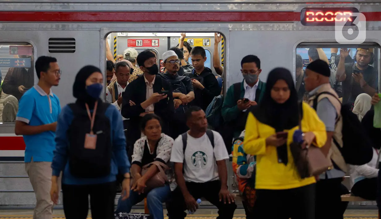 Tarif dasar diusulkan naik sebesar Rp2.000, jadi Rp5.000 untuk 25 kilometer pertama. Sementara tarif lanjutan 10 kilometer berikutnya tidak naik atau tetap Rp1.000. (Liputan6.com/Herman Zakharia)