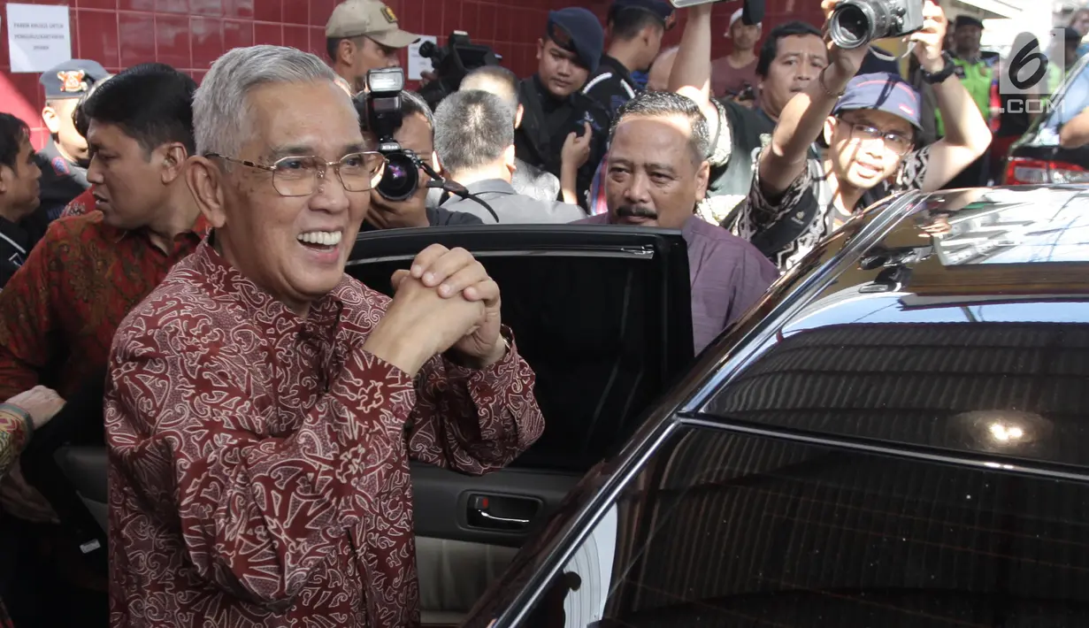 Wakil Presiden keenam RI Try Sutrisno memberi salam etnis Tionghoa usai mengunjungi Vihara Dharma Bakti, Jakarta, Jumat (16/2). Try Sutrisno  datang bersama Rombongan Unit Kerja Presiden Pembinaan Ideologi Pancasila (UKP PIP). (Liputan6.com/Arya Manggala)
