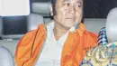 Bupati Lampung Selatan Zainudin Hasan berada di mobil tahanan seusai pemeriksaan di Gedung KPK, Jakarta, Jumat (27/7). KPK resmi menahan adik Ketum PAN Zulkifli Hasan itu selama 20 hari di Rutan Klas I Jakarta Timur cabang KPK (Liputan6.com/Faizal Fanani)