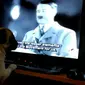 Seorang pria ditahan polisi karena mengajarkan anjing peliharaannya hormat ala nazi.