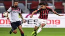 Gelandang AC Milan, Lucas Paqueta melakukan tembakan ke gawang saat bertanding melawan Bologna pada laga Serie A Italia di stadion San Siro pada 6 Mei 2019. Paqueta diboyong dengan tebusan 21 juta euro. (AFP/Miguel Medina)