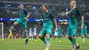 Striker Tottenham Hotspur, Fernando Llorente berselebrasi dengan rekan setimnya setelah mencetak gol ke gawang Manchester City pada leg kedua perempat final Liga Champions di Etihad Stadium, Rabu (17/4).  Tottenham Hotspur melaju ke semifinal Liga Champions meski kalah 3-4 atas City. (AP/Jon Super)