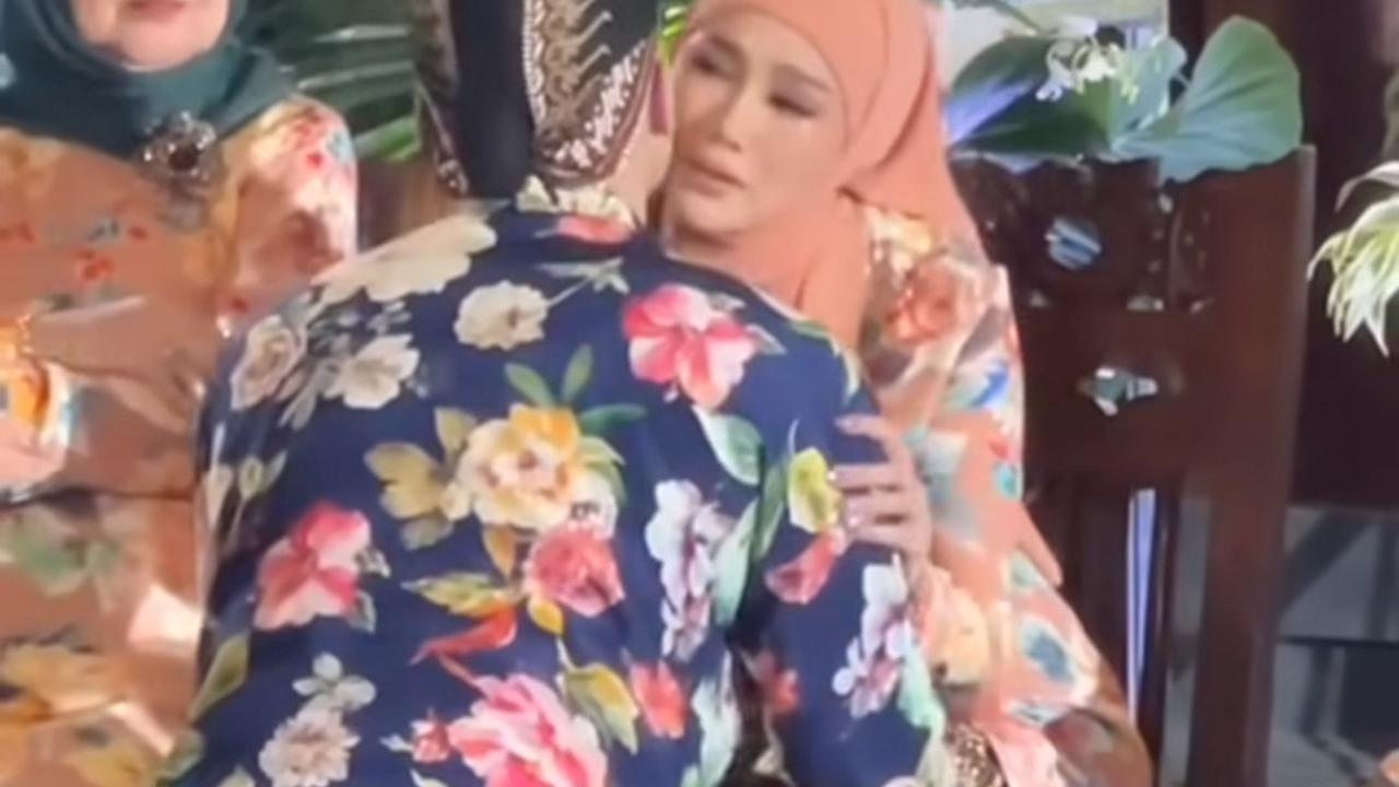 Potret Al Ghazali Sungkem ke Mulan Jameela di Acara Siraman, Penuh Haru dan Air Mata