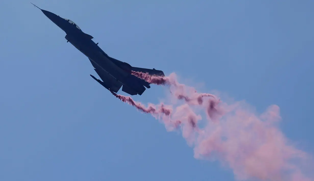 Jet tempur J-10B milik Angkatan Udara Tentara Pembebasan Rakyat China (PLAAF) tampil pada Zhuhai Airshow atau China Airshow 2018 di Guangdong, Selasa (6/11). Pameran yang dilakukan dua tahun sekali ini berlangsung 6 - 11 November. (AP/Kin Cheung)