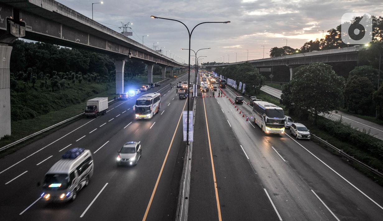 <p>Kondisi lalu lintas kendaraan pemudik saat pemberlakuan sistem one way di ruas Tol Jakarta-Cikampek KM 47, Karawang, Jawa Barat, Kamis (28/4/2022). Kebijakan one way di ruas Tol Jakarta-Cikampek KM 47 hingga Tol Kalikangkung KM 414 diterapkan mulai hari ini sebagai upaya mengurai kemacetan kendaraan para pemudik. (Liputan6.com/Iqbal S. Nugroho)</p>