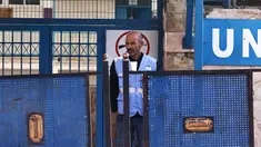Seorang karyawan PBB berdiri di sebuah sekolah PBB di kamp Jalazone di utara Ramallah di Tepi Barat yang diduduki Israel, pada 4 November 2024. (Zain JAAFAR/AFP)