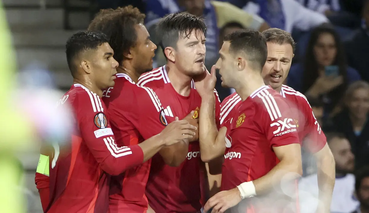 Manchester United harus berterima kasih kepada mantan kaptennya, Harry Maguire. Lantaran berkat golnya di masa perpanjangan waktu babak kedua, MU bisa selamat dari kekalahan saat jumpa FC Porto. (AP Photo/Luis Vieira)