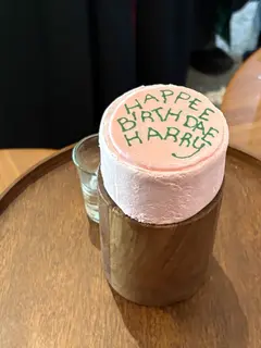 Kue “Happee Birthdae” hasil Kolaborasi Starbucks dan Harry Potter. [Anisha/Fimela]
