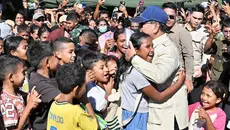 Momen Haru Prabowo Peluk Erat Para Pengungsi Korban Gempa NTT