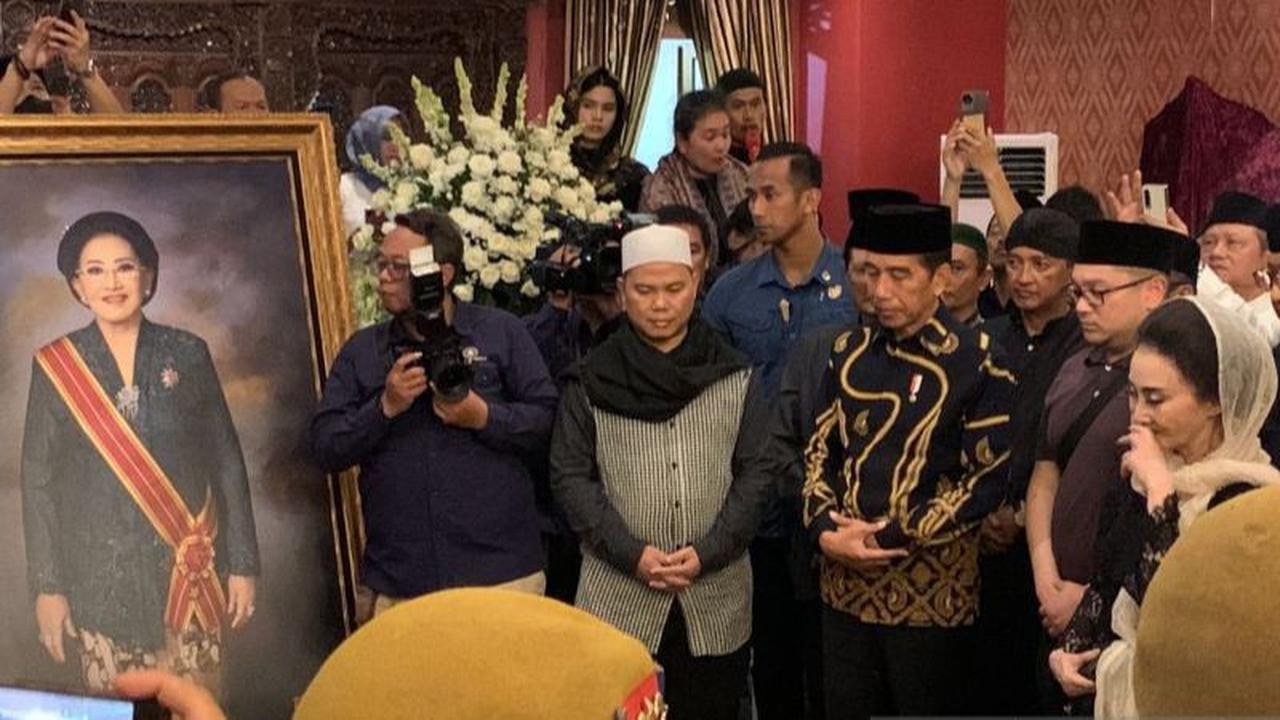 Momen Presiden Jokowi Ikut Salatkan Jenazah Mooryati Soedibyo