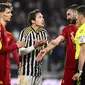 Striker Juventus, Federico Chiesa (tengah) memprotes keputusan wasit Sozza Simone saat menghadapi AS Roma pada laga pekan ke-18 Serie A Liga Italia 2023/2024 di Allianz Stadium, Turin, Sabtu (30/12/2023) malam waktu setempat. (LaPresse via AP Photo/Marco Alpozzi)