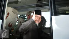 Ketua MKD, Surahman Hidayat usai bertemu dengan Kapolda di Polda Metro Jaya, Jakarta, Senin (1/3). Tujuan MKD bertemu dengan Kapolda Metro Jaya Irjen Tito Karnavian mengklarifikasi penahanan Fanny S atau Ivan Haz. (Liputan6.com/Johan Tallo)