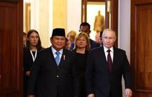 Momen Keakraban Prabowo dan Putin Warnai Kepulangan dari Rusia