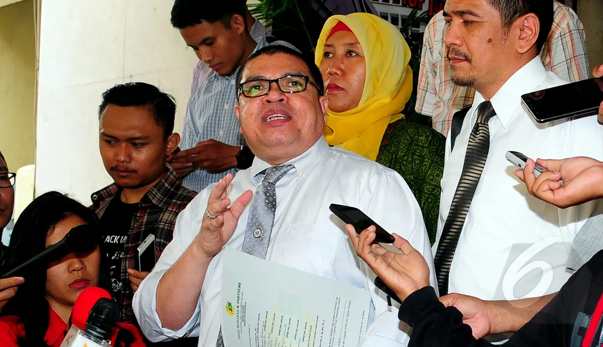 Razman Arif Nasution, menjawab pertanyaan wartawan di Bareskrim Mabes Polri, Jakarta, Rabu (11/3/2015). Kedatangan Razman Arif Nasution untuk melaporkan Gubernur DKI Jakarta Basuki Tjahaja Purnama atas pencemaran nama baik. (Liputan6.com/Yoppy Renato)