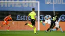 Pemain Real Madrid Luka Modric (kanan depan) mencetak gol ke gawang Celta Vigo pada pertandingan sepak bola La Liga Spanyol di Stadion Balaidos, Vigo, Spanyol, 20 Agustus 2022. Real Madrid menang 4-1. (AP Photo/Lalo R. Villar)
