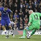 Penyerang Chelsea Diego Costa (kiri) mencetak gol ke gawang Middlesbrough dengan menendang bola melewati kaki kiper Brad Guzan. (AP Photo/Frank Augstein)