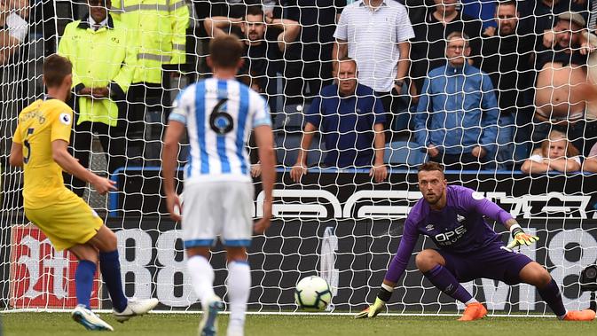 Gelandang Chelsea Jorginho (kiri) sukses mengeksekusi penalti pada laga Liga Inggris melawan Huddersfield Town di John Smith's Stadium, Sabtu (11/8/2018). (AFP/Oli Scarff)