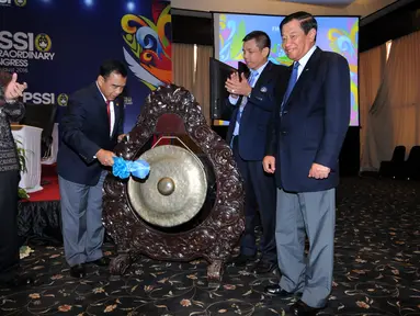 Ketua KONI, Tono Suratman (kedua kiri) memukul gong pembuka Kongres Luar Biasa PSSI di Jakarta, Rabu (3/8). Kongres untuk menetapkan agenda utama pemilihan pengurus baru pada Kongres Luar Biasa PSSI mendatang. (Liputan6.com/Helmi Fithriansyah)