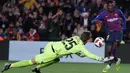 Penyerang Barcelona, Dembele berusaha mencetak gol ke gawang Levante pada leg kedua babak 16 besar Copa del Rey di Stadion Camp Nou, Kamis (17/1). Barcelona lolos ke perempat final Copa Del Rey usai menang 3-0 atas Levante. (AP/Manu Fernandez)