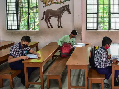 Siswa menghadiri kelas di sebuah sekolah di Allahabad, India, Rabu (1/9/2021). Pemerintah negara bagian melonggarkan lockdown COVID-19 untuk lembaga pendidikan yang memungkinkan siswa menghadiri sekolah tatap muka dengan 50 persen kapasitas. (SANJAY KANOJIA/AFP)
