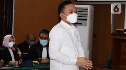 Terdakwa kasus dugaan pembunuhan berencana Brigadir Yosua, Ricky Rizal bersiap mengikuti sidang lanjutan di PN Jakarta Selatan,Selasa (14/2/2023). JPU meminta Majelis Hakim menyatakan Ricky bersalah karena turut serta melakukan pembunuhan berencana terhadap Brigadir J. (Liputan6.com/Herman Zakharia)