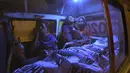 Sedikitnya 11 wanita dan anak-anak meninggal dunia akibat pembagian makanan dan sedekah Ramadhan tersebut. (AP Photo/Fareed Khan)
