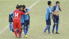 Pemain Unitomo Surabaya tampak sedih usai takluk dari UMM Malang pada laga Torabika Campus Cup 2017 di Stadion Universitas Negeri Malang, Rabu, (01/11/2017). UMM menang adu penalti 4-3 atas Unitomo. (Bola.com/M Iqbal Ichsan)