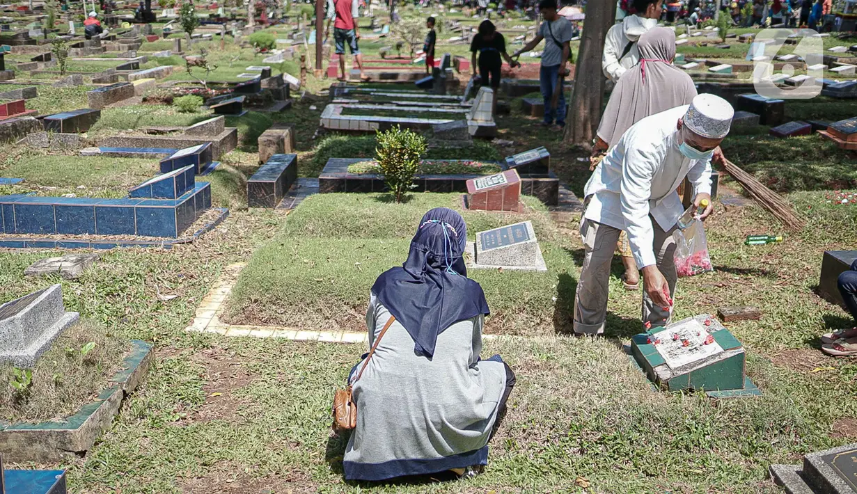 Sejumlah umat muslim menaburkan bunga di makam keluarganya di Tempat Pemakaman Umum (TPU) Karet Tengsin, Jakarta, Minggu (27/3/2022). Sepekan jelang datangnya bulan suci Ramadan, banyak warga yang melakukan tradisi ziarah makam untuk mendoakan keluarganya. (Liputan6.com/Faizal Fanani)