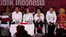 Presiden Jokowi (kiri) ditemani Ibu Iriana Jokowi (kedua kiri) saat menghadiri acara Penyerahan Kartu Indonesia Pintar di SMPN 2, Ambon, Maluku, (8/2). (Liputan6.com/Faizal Fanani)