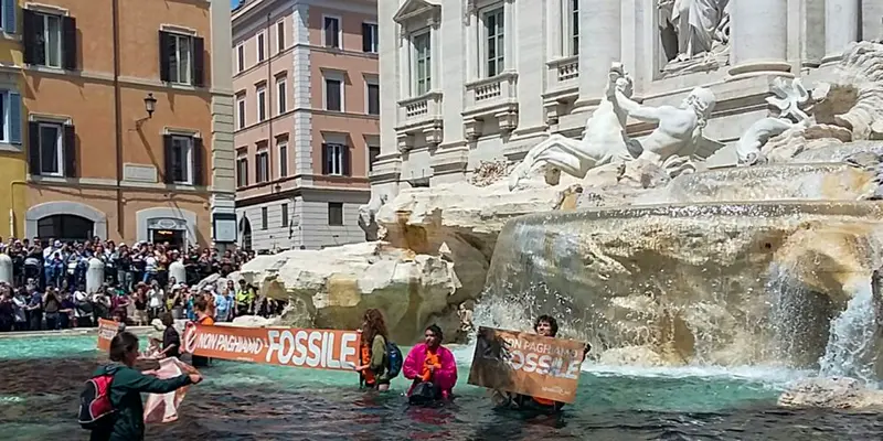 Aktivis perubahan iklim mengubah Air Mancur Trevi Italia menjadi hitam