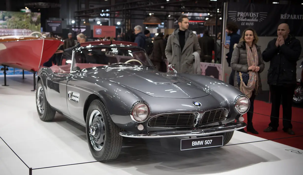 Pengunjung melihat BMW 507 yang dipamerkan saat pameran mobil Retromobile di Paris, Prancis (5/2). Pameran ini diselenggarakan dari tanggal 6 sampai 10 Februari 2019. (AFP Photo/Eric Feferberg)