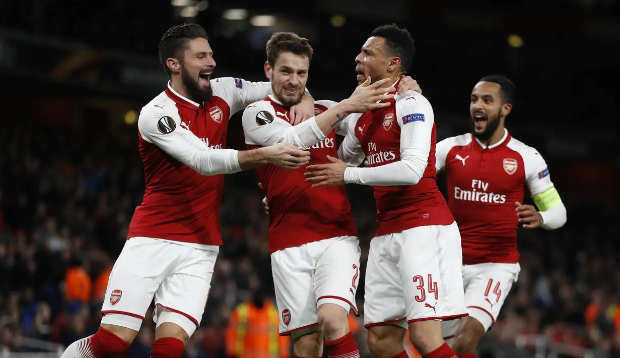 Para pemain Arsenal merayakan gol yang dicetak oleh Mathieu Debuchy ke gawang BATE Borisov pada laga Liga Europa di Stadion Emirates, Jumat (8/12/2017). Arsenal menang 6-0 atas BATE Borisov. (AP/Kirsty Wigglesworth)