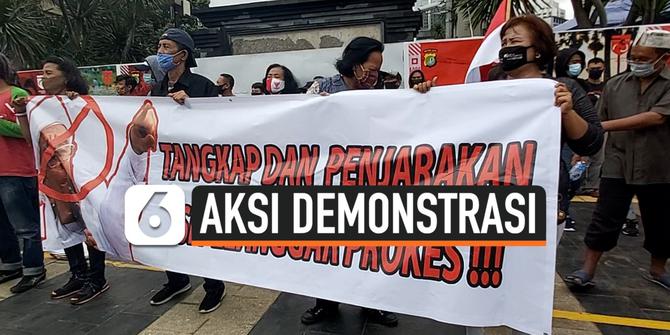 VIDEO: Terkait Rizieq Shihab, Sejumlah Orang Gelar Demo Depan Polda Metro Jaya