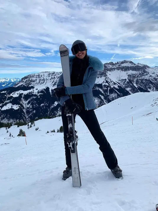 Ski juga jadi olahraga favorit Nong Poy. Ia menikmati bermain ski di Pegunungan Aspen, Colorado, Amerika Serikat. [@poydtreechada]