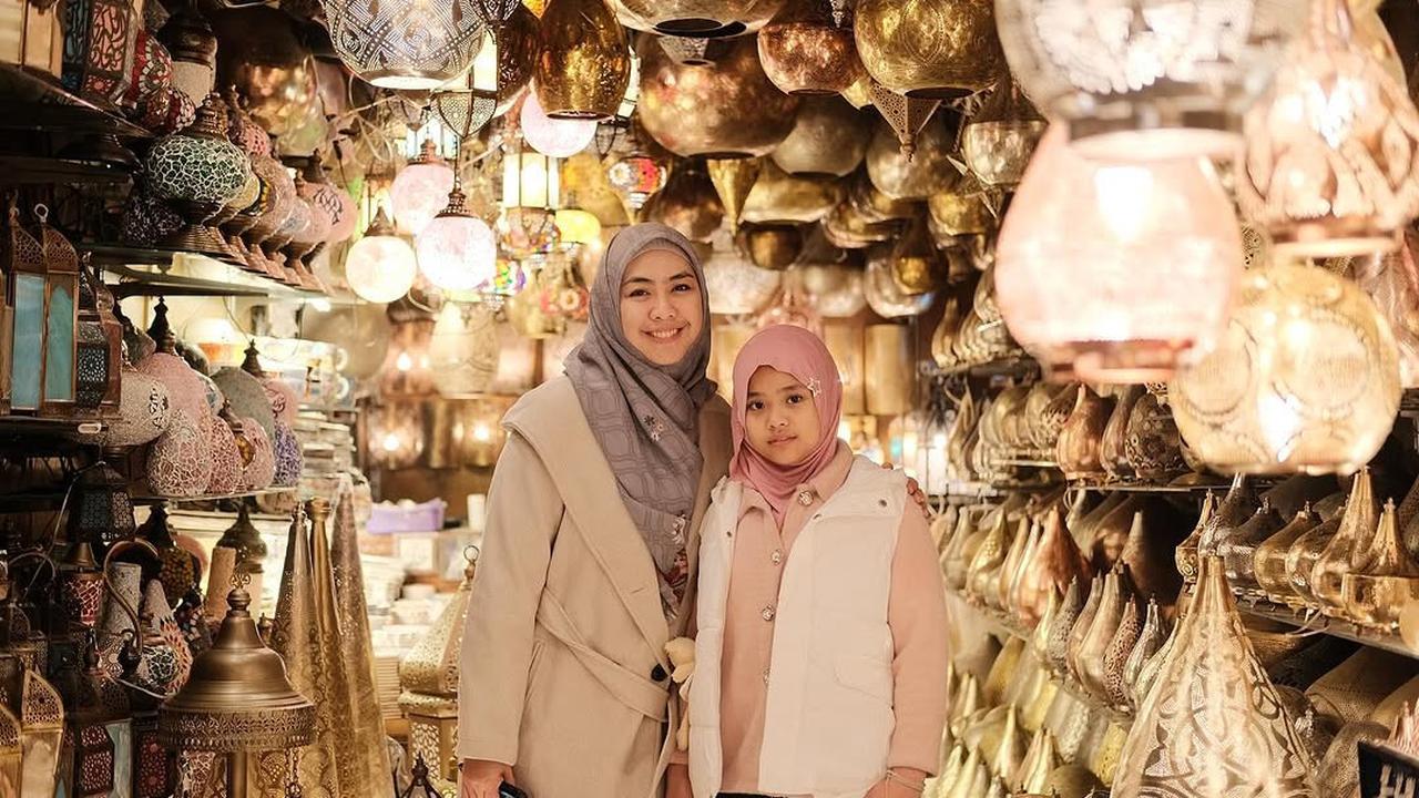 Potret Oki Setiana Dewi Asyik Belanja di Pasar Khan El Khalili