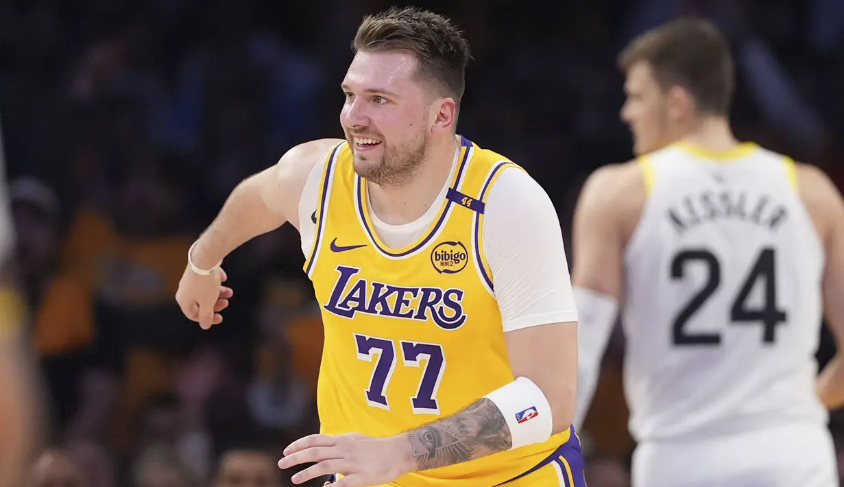 Los Angeles Lakers, luka Doncic di pertandingan NBA melawan Utah Jazz di Crypto.com Arena, Los Angeles, California pada hari Selasa (11/02/2025) WIB. (Foto AP/Mark J. Terrill)