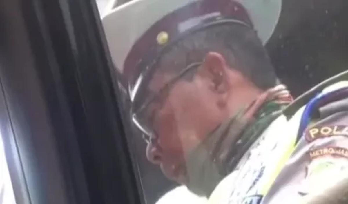 Si Polisi pun meminta pemobil untuk cepat-cepat memberikan uang sejumlah yang ia minta. Polisi tersebut takut apabila terlalu lama, maka sang komandan akan datang dan mengetahui aksinya tersebut.<br>