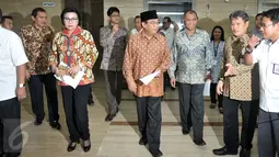 Ketua BPK Harry Azhar Azis didampingi Pimpinan KPK bersiap menuju ruang konferensi pers usai menggelar pertemuan di kantor BPK, Jakarta, Senin (20/6). Pertemuan membahas perkembangan kasus pembelian lahan RS Sumber Waras. (Liputan6.com/Johan Tallo)