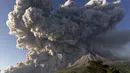 Gunung Sinabung memuntahkan material vulkanik saat terjadi letusan di Karo, Sumatera Utara, Selasa (2/3/2021).  Saat ini, Gunung Sinabung, berada pada Level III atau Siaga. (AP Photo/Sastrawan Ginting)