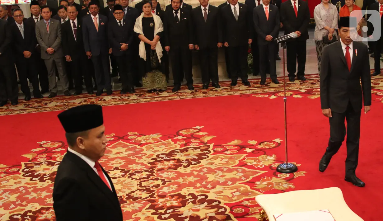 Presiden Joko Widodo atau Jokowi (kanan) berjalan saat melantik komisioner Komisi Kejaksaan RI di Istana Negara, Jakarta, Jumat (1/11/2019). Jokowi melantik sembilan komisioner Komisi Kejaksaan RI periode 2019-2023. (Liputan6.com/Angga Yuniar)