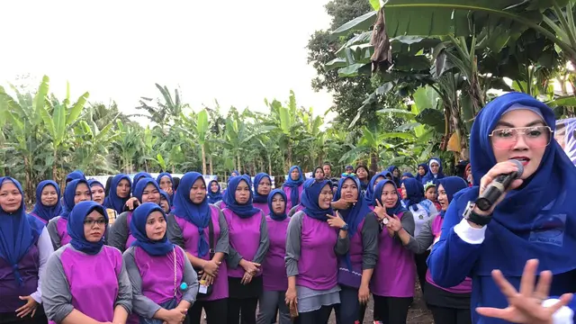 Ade Fitrie Kirana diserbu emak-emak saat senam sehat (Liputan6.com/ Hernowo Anggie)