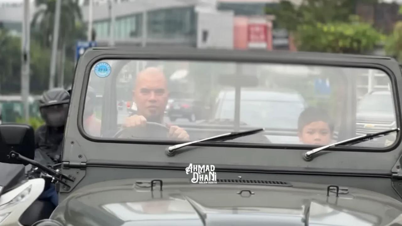 Potret Ahmad Dhani naik mobil Jeep perang langsung mencuri perhatian netizen.<br>