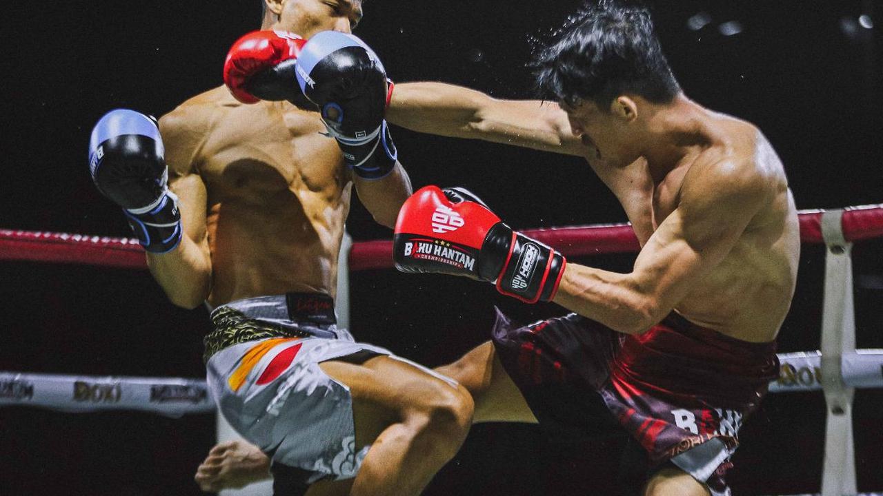 Dua petarung saling serang dalam turnamen Baku Hantam Championship Session 3 yang digelar di Jakarta, Sabtu (16/9/2023). Ajang ini kembali digelar sebagai wadah bagi para atlet Indonesia untuk mengasah bakat.