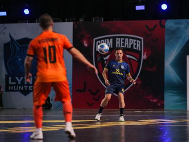 Pemain Fury Skuad, Falcao (kanan) berusaha melepaskan tembakan dibayangi pemain Nova Titans, Ricardinho dalam laga Futsal X Series 2 di GOR UNJ, Rawamangun, Jakarta, Sabtu (17/01/2026). (Bola.com/Bagaskara Lazuardi)