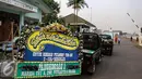 Karangan bunga duka cita terus berdatangan ke Lanud Halim Perdanakusuma, Jakarta, Rabu (1/7/2015). Karangan bunga tersebut sebagai ungkapan belasungkawa atas tragedi jatuhnya Pesawat Hercules C-130 di Medan. (Liputan6.com/Faizal Fanani)
