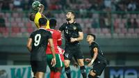 Kiper Timnas Burundi, Rukundo Onosime berhasil menangkap bola dari ancaman pemain Indonesia, Jordi Amat pada laga kedua persahabatan FIFA Matchday di Stadion Patriot Candrabhaga, Bekasi, Selasa (28/3/2023) malam WIB. (Bola.com/M Iqbal Ichsan)