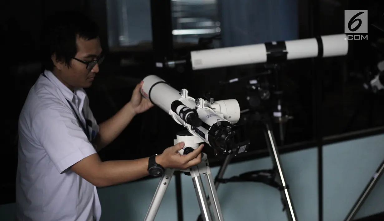 Petugas mengecek sejumlah teleskop yang akan digunakan untuk melihat fenomena Supermoon di Planetarium Jakarta, Selasa (30/1). Planetarium Jakarta menggelar nonton bareng fenomena Supermoon besok malam (31/1). (Liputan6.com/Arya Manggala)