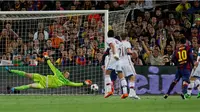 Manuel Neuer tidak kuasa menghalau tembakan Lionel Messi menjadi gol pertama Barcelona. (Reuters/Albert Gea)